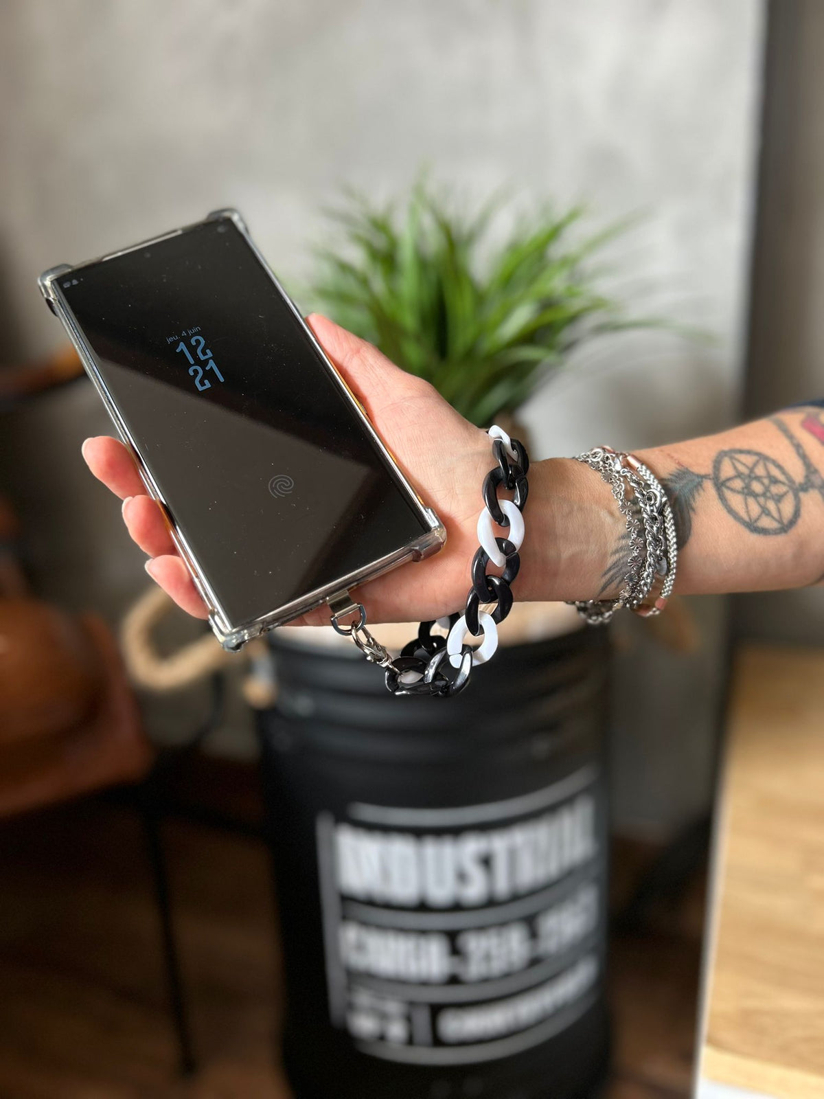 Sangle de poignet de téléphone petites mailles noir et blanc