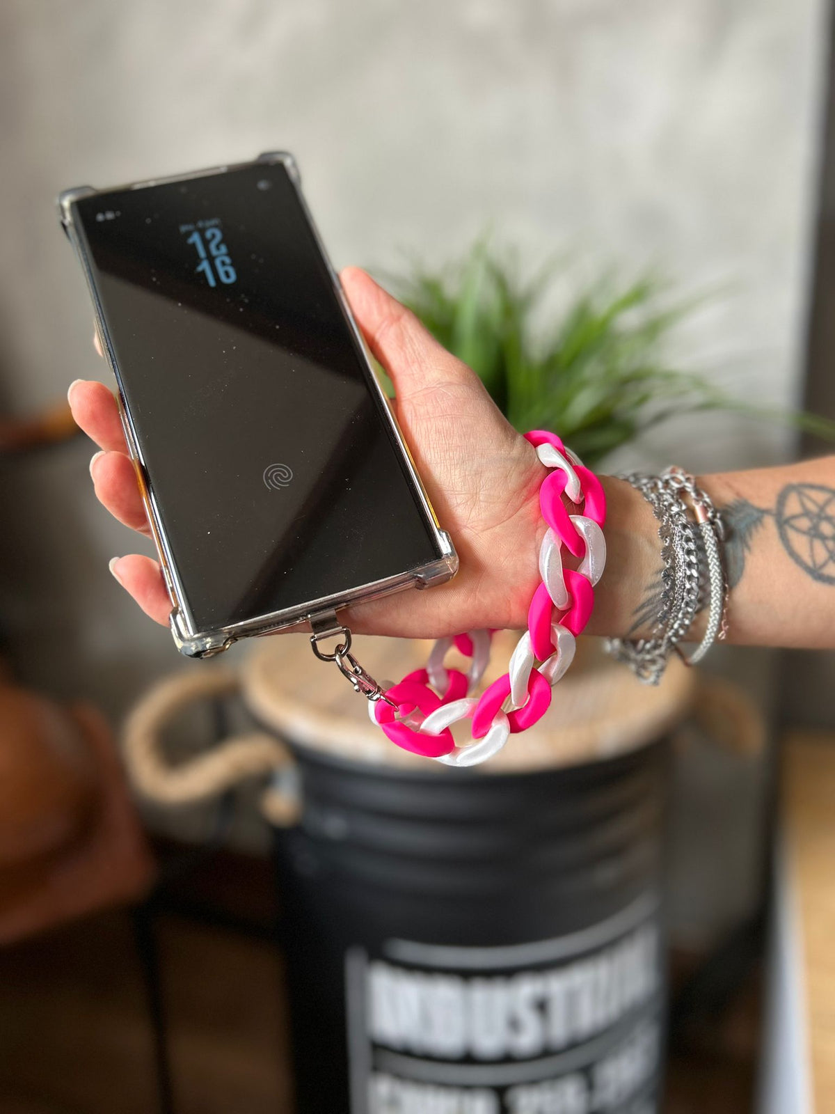 Sangle de poignet de téléphone grosses mailles rose fluo/nacré blanc