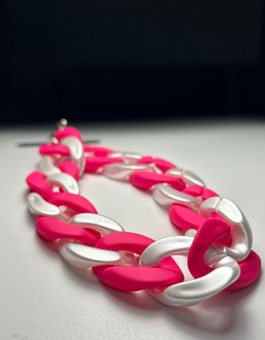 Sangle de poignet de téléphone grosses mailles rose fluo/nacré blanc