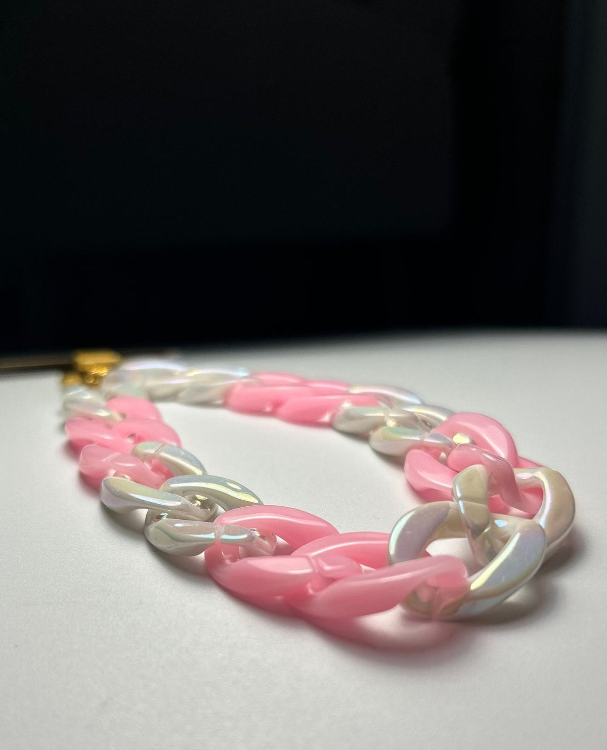 Sangle de poignet de téléphone petites mailles rose et blanc nacré
