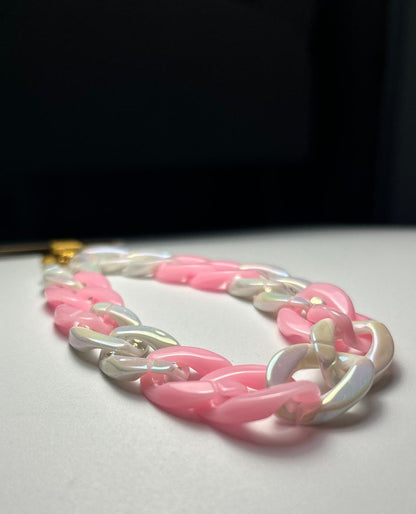 Sangle de poignet de téléphone petites mailles rose et blanc nacré