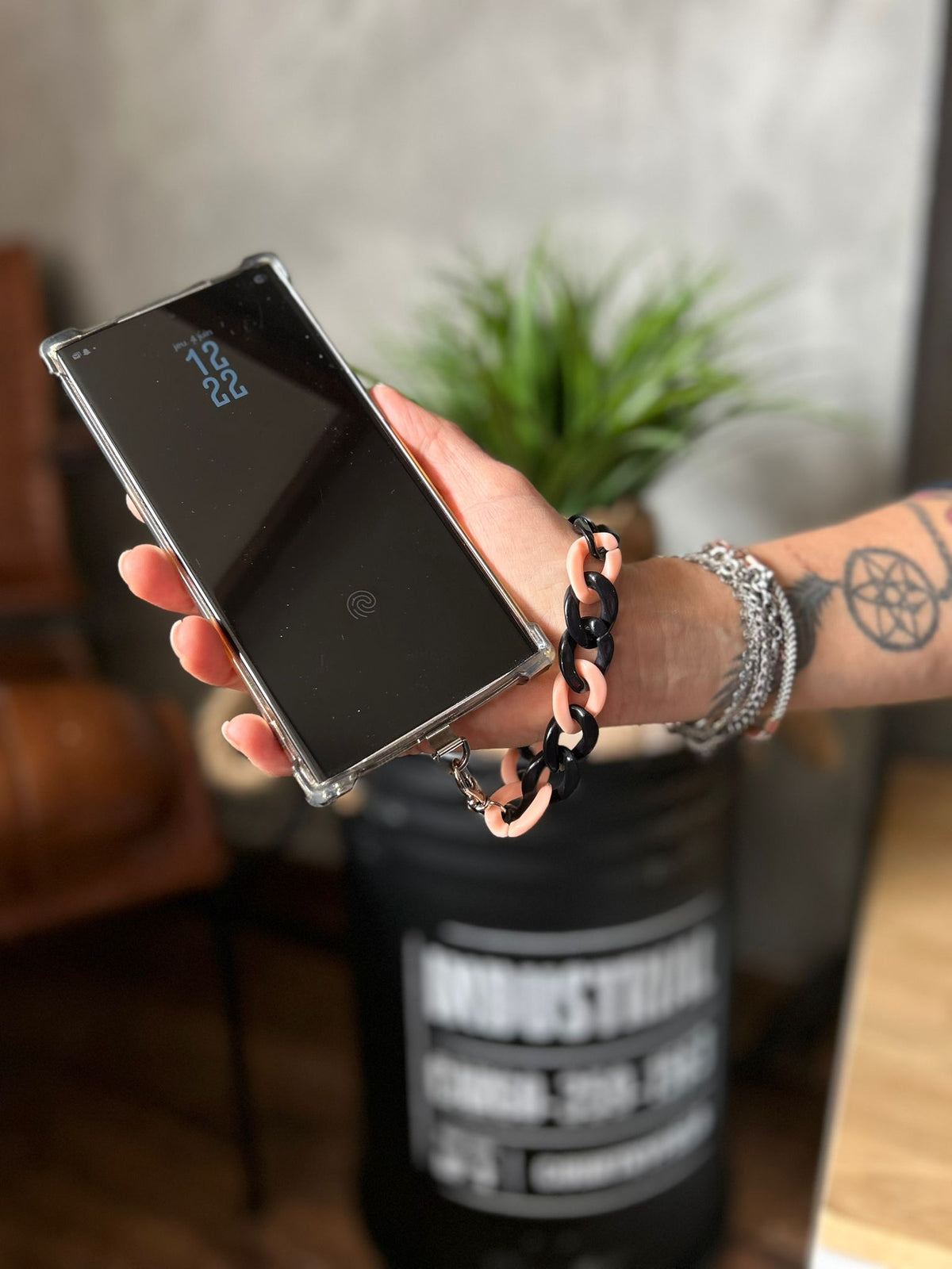 Sangle de poignet de téléphone petites mailles noir et saumon