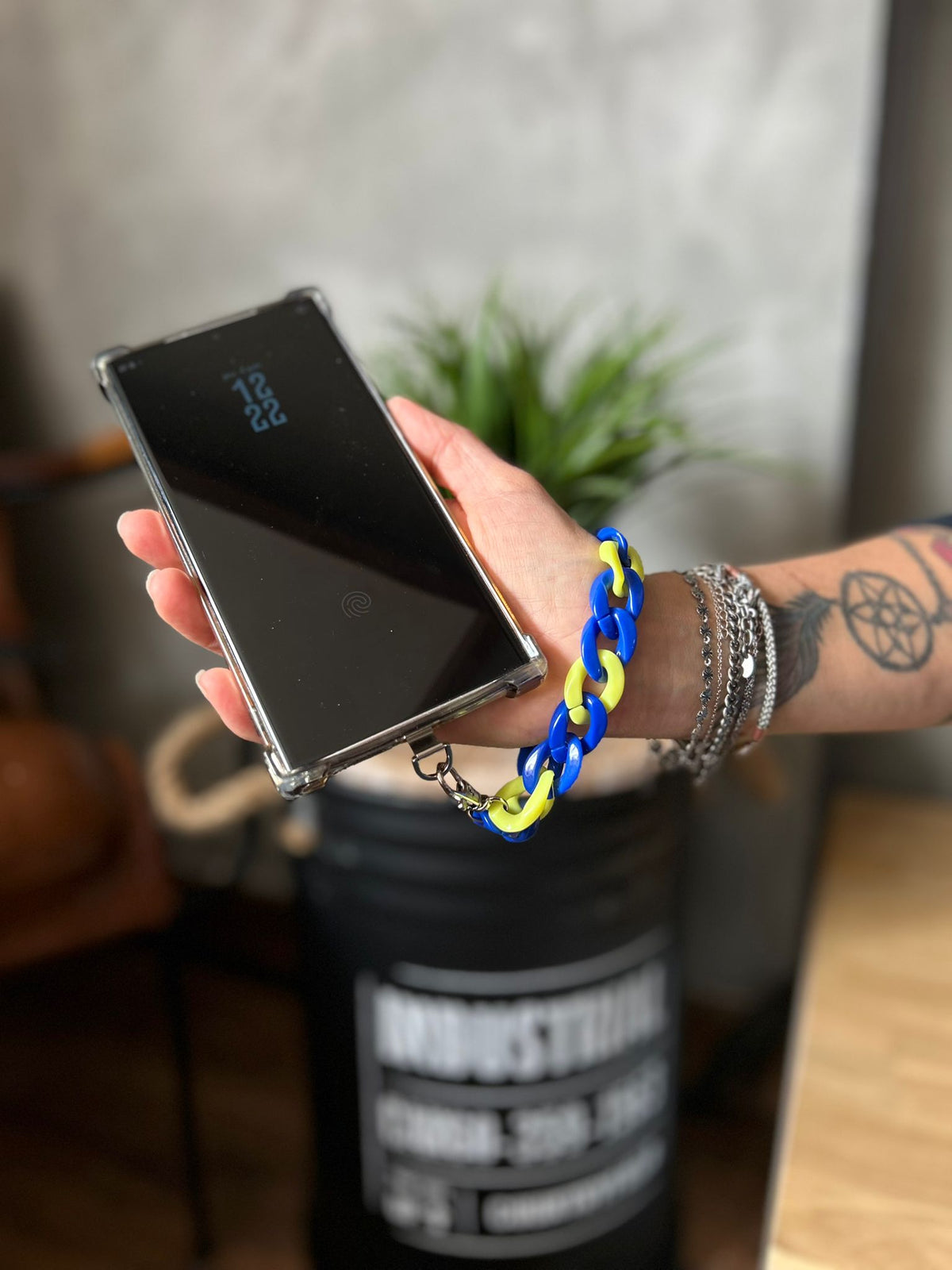 Sangle de poignet de téléphone petites mailles bleu et jaune