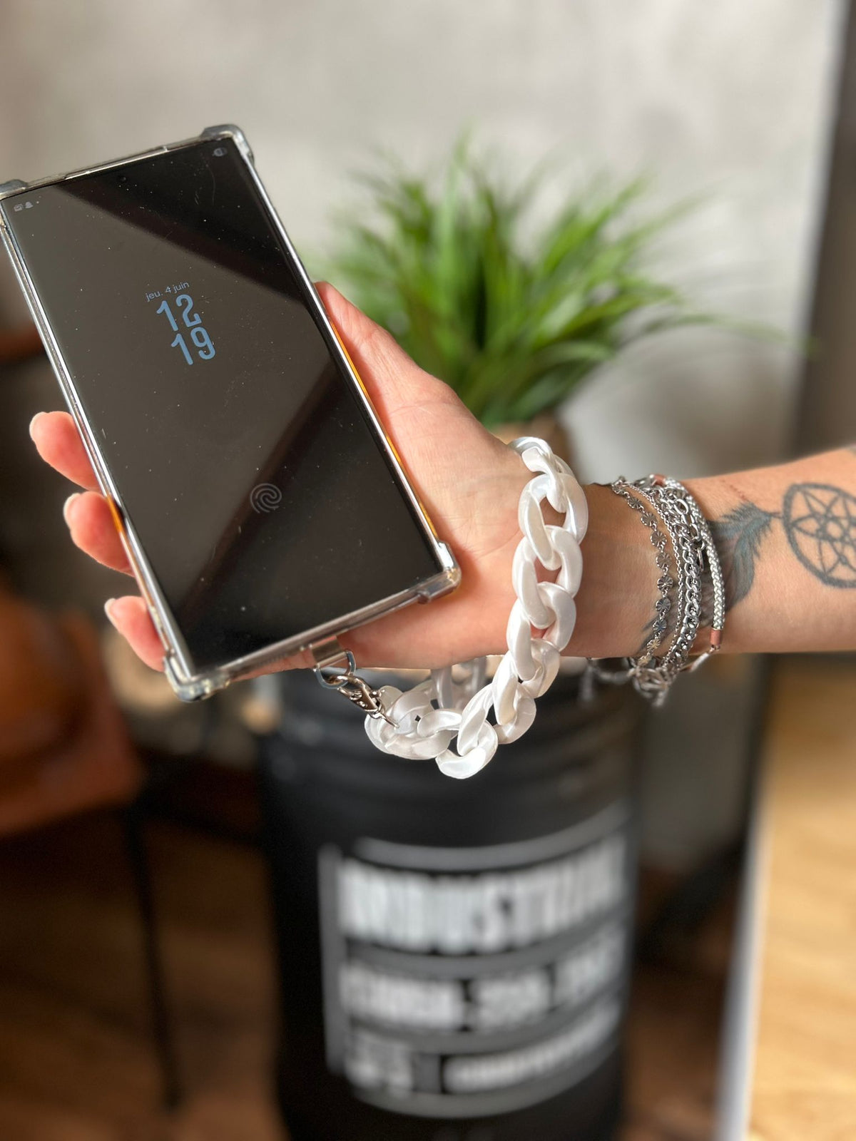Sangle de poignet téléphone grosses mailles nacré