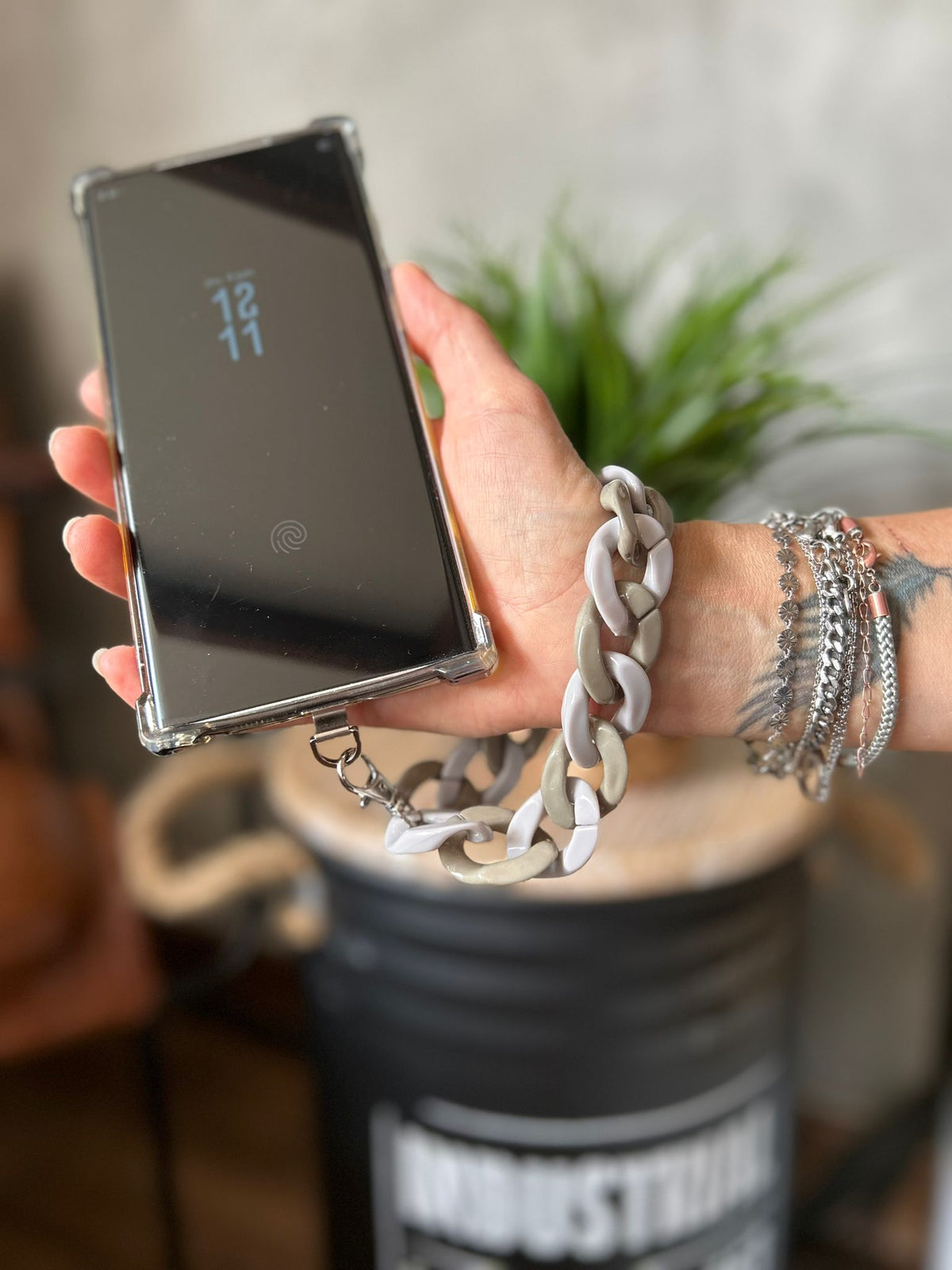 Sangle de poignet de téléphone grosses mailles Kaki et gris brillant