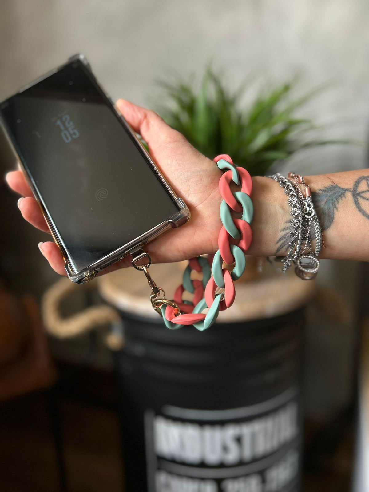 Sangle de poignet de téléphone grosses mailles terracotta/vert sauge