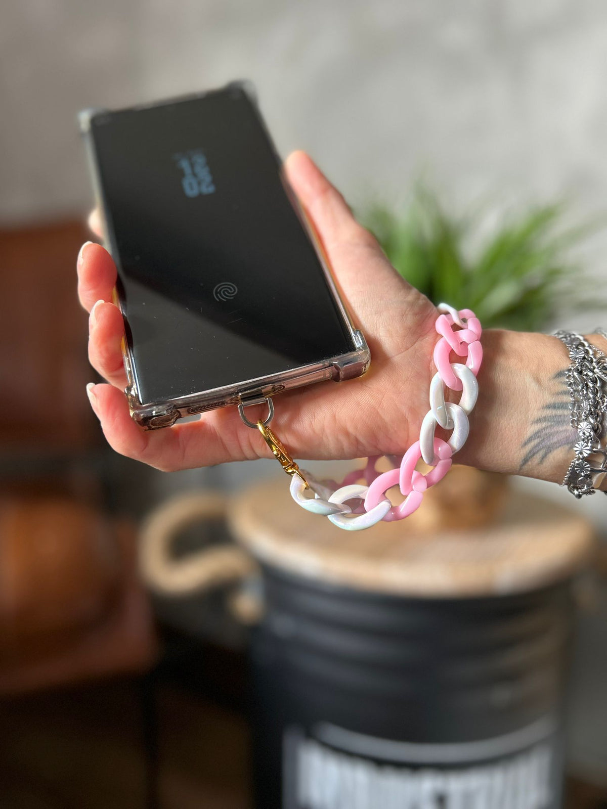 Sangle de poignet de téléphone petites mailles rose et blanc nacré