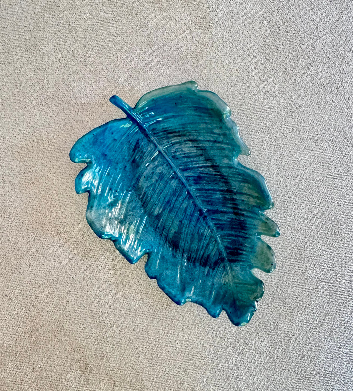 Vide-poche feuille monstera stylisée
